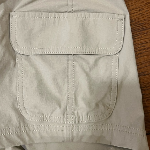 Eddie Bauer Women's Comfortable Stretch Khaki Cargo Shorts Size 14 - Picture 6 of 9